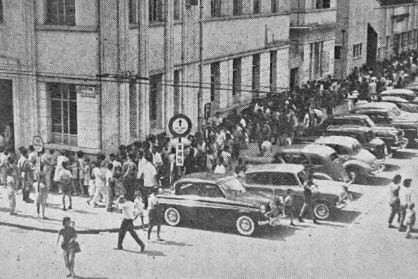 People queue up outside a government clinic in Wan Chai to get anti-cholera vaccinations. File photo: SCMP