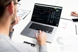 Financial transparency in digital markets and fintech