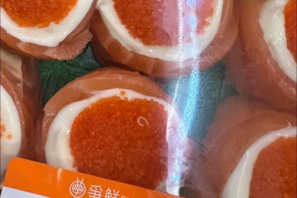A photo taken by a Threads user showing a suspected worm in a box of sushi from Sushi Express. Photo: johnsonyip24, via Threads.