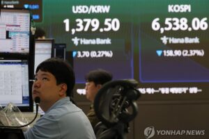 This photo taken Aug. 25, 2026, shows the dealing room of Hana Bank in Seoul. (Yonhap)