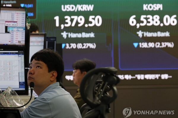 This photo taken Aug. 25, 2026, shows the dealing room of Hana Bank in Seoul. (Yonhap)