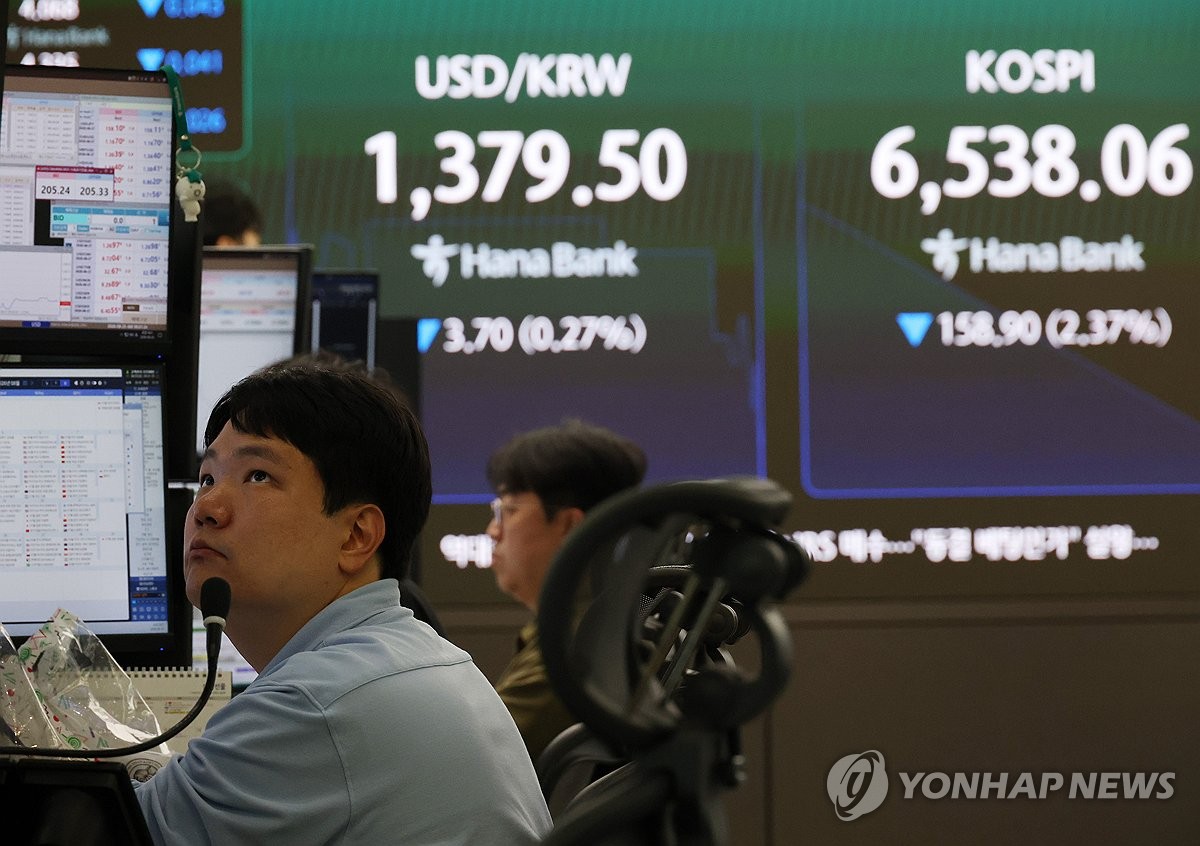 This photo taken Aug. 25, 2026, shows the dealing room of Hana Bank in Seoul. (Yonhap)