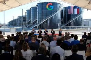 Texas Gov. Greg Abbott and Alphabet CEO Sundar Pichai in November, the day Google announced plans to invest $40 billion in new Texas data centers through 2027.