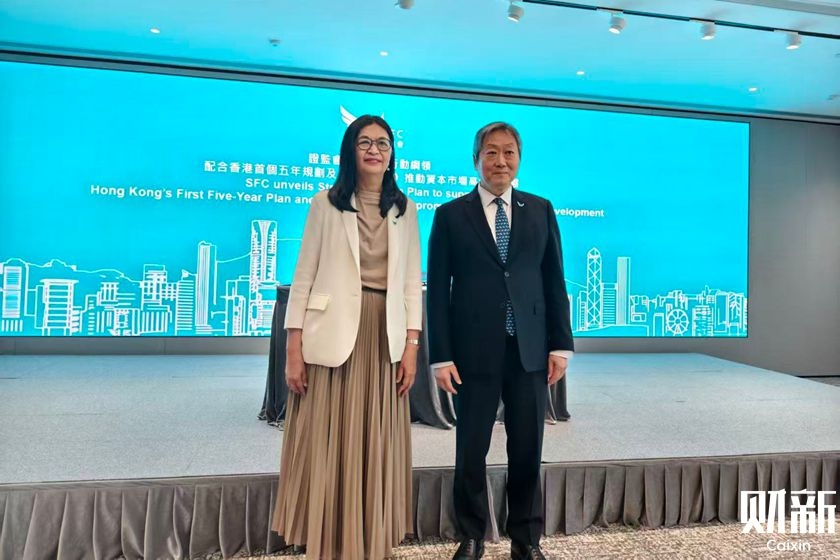 Hong Kong Securities and Futures Commission Chairman Kelvin Wong, right, outlines the regulator’s strategic priorities at a media briefing on Sept. 23, alongside Chief Executive Julia Leung, left. Photo: Wang Xiaoqing/Caixin