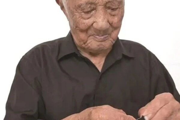 Emphasising his independence, Wang proudly manages his own laundry, bathing, and even showcases his sewing skills, defying age-related limitations. Photo: QQ.com