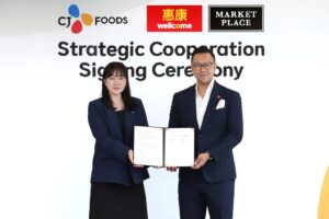Darren Chan, Managing Director, Food, Hong Kong & Macau at DFI Retail Group (Right) and Teresa Bae, Chief Business and Strategy Officer at CJ Foods (Left), joined their respective teams at the partnership signing ceremony held in Seoul, marking a strategic collaboration to bring more Korean food choices to customers in Hong Kong through Wellcome and Market Place.