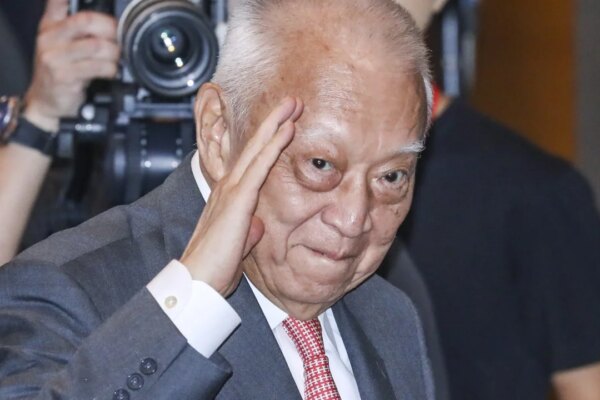 Mainland Chinese pay tribute to Tung Chee-hwa for opening door to Hong Kong
