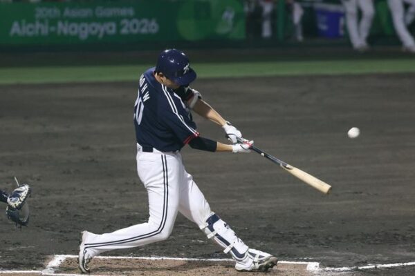 Cho Hyeong-woo of South Korea hammers a grand slam during his side's Asian Games Group B baseball match against Hong Kong at Toyohashi Municipal Baseball Stadium, Japan, Tuesday. Yonhap