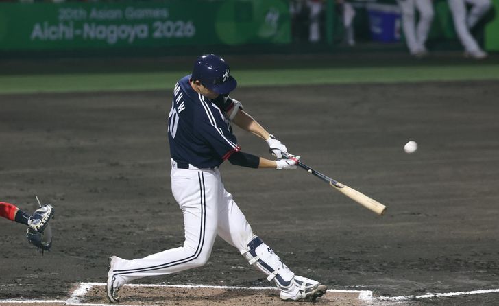 Cho Hyeong-woo of South Korea hammers a grand slam during his side's Asian Games Group B baseball match against Hong Kong at Toyohashi Municipal Baseball Stadium, Japan, Tuesday. Yonhap