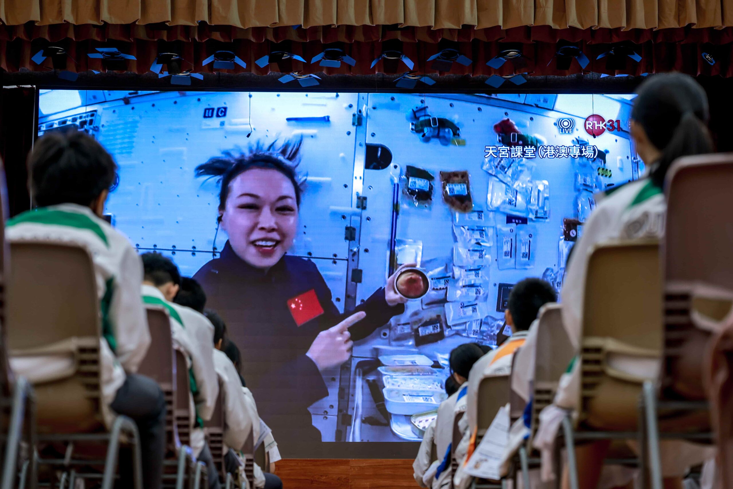 Tiangong class unveils mysteries of universe to HK, Macao students
