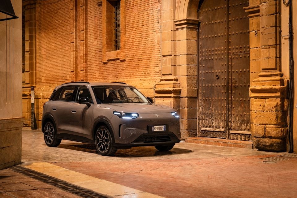 Leapmotor B03X exterior front three‑quarter night