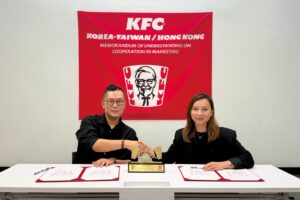 KFC Korea CEO Shin Ho-sang (left) and KFC Taiwan and Hong Kong CEO Karen Chan (right) pose for a photo after signing a memorandum of understanding. (KFC Korea)