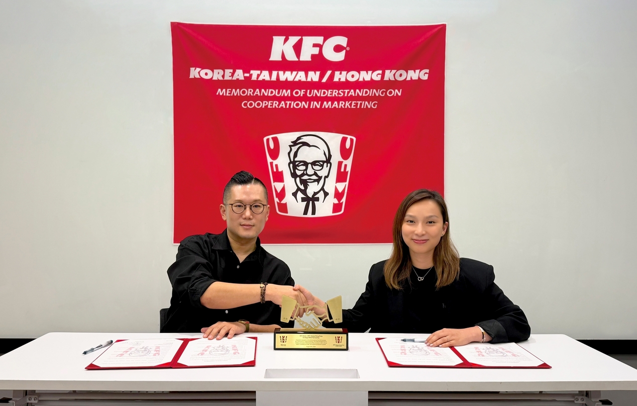 KFC Korea CEO Shin Ho-sang (left) and KFC Taiwan and Hong Kong CEO Karen Chan (right) pose for a photo after signing a memorandum of understanding. (KFC Korea)