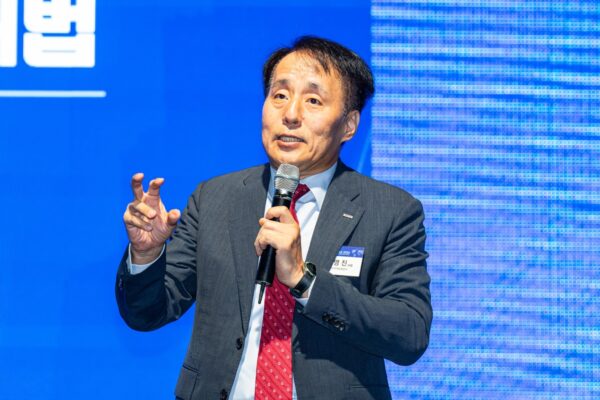 Jang Young-jin, chairman of the Korea Trade Insurance Corp., delivers a lecture on "Survival Strategies for Korean Industry Amid a Global Crisis" at the Seoul Economic Daily's Future Conference 2026, held at the Shilla Hotel in Seoul's Jung district on the 17th. Photo by Cho Tae-hyung - Seoul Economic Daily Opinion News from South Korea