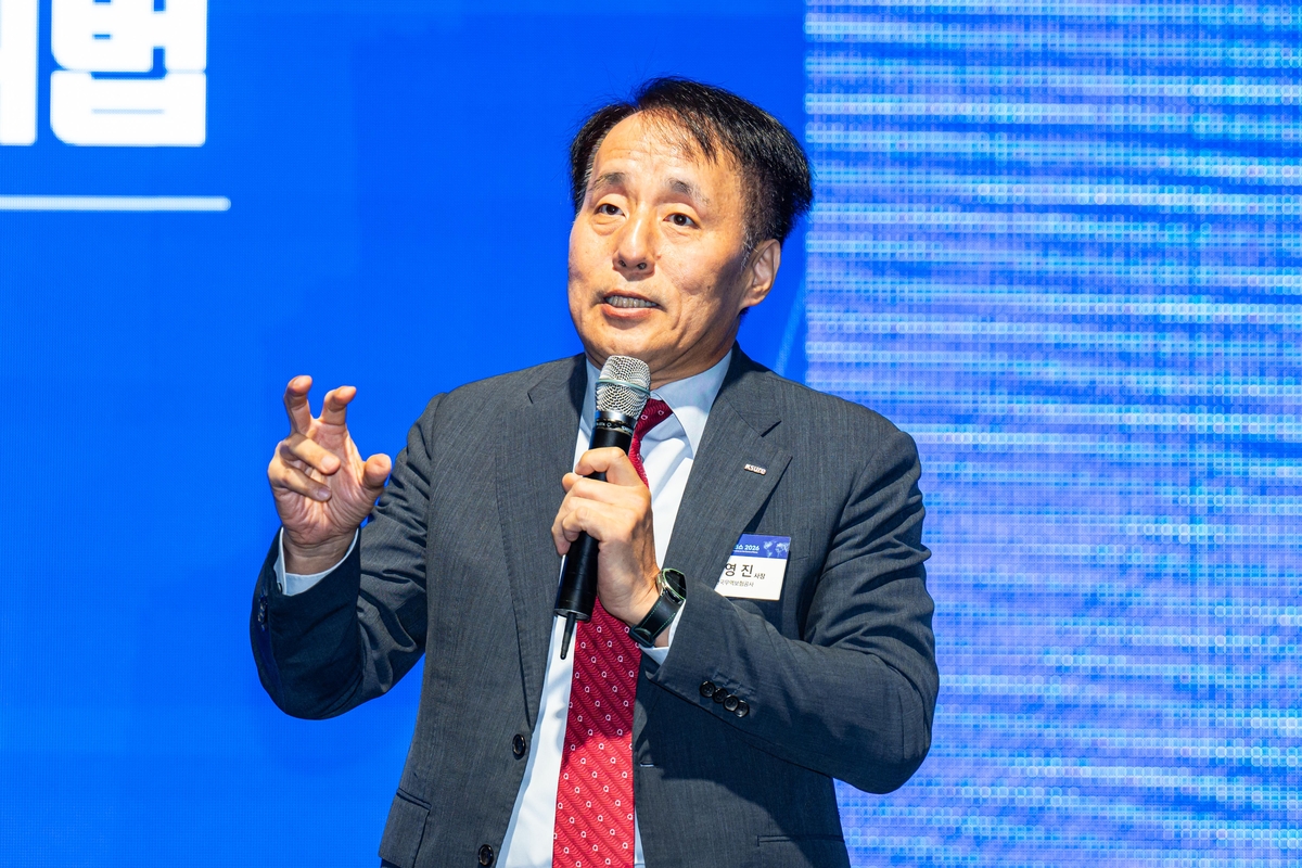 Jang Young-jin, chairman of the Korea Trade Insurance Corp., delivers a lecture on "Survival Strategies for Korean Industry Amid a Global Crisis" at the Seoul Economic Daily's Future Conference 2026, held at the Shilla Hotel in Seoul's Jung district on the 17th. Photo by Cho Tae-hyung - Seoul Economic Daily Opinion News from South Korea