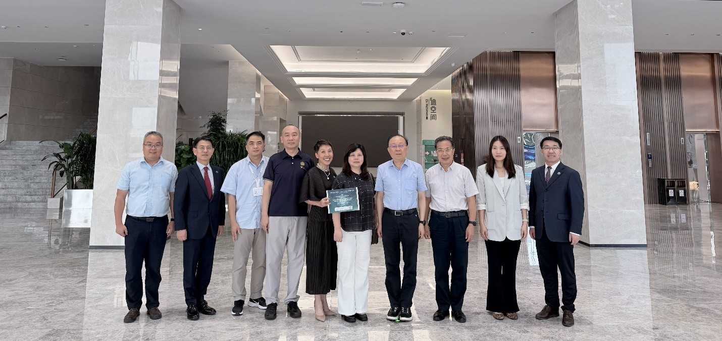 Solera's management team visits BYD Global Headquarters and poses for a group photo with Mr. Lian Yubo, Chief Scientist of BYD, Chief Automotive Engineer, and President of the Automotive Engineering Research Institute, his team, and leaders from the CITS.